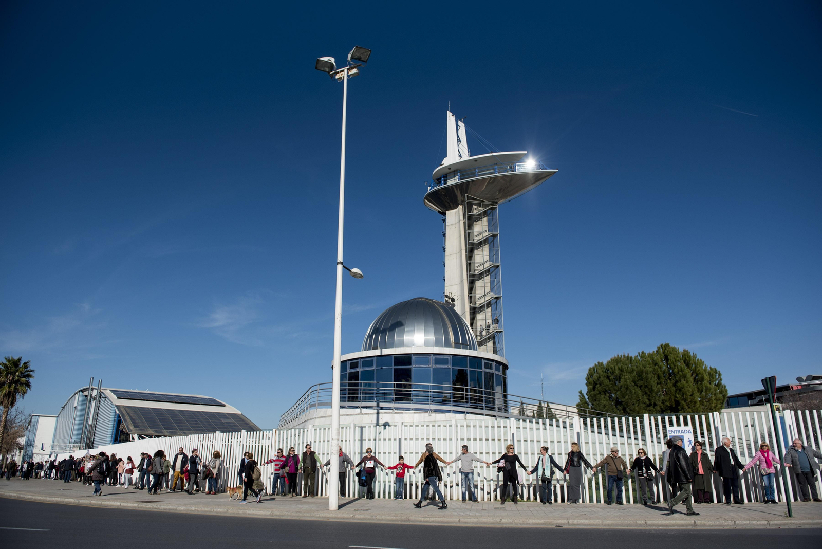 Imagen de archivo del abrazo al Parque de las Ciencias de 2019, una movilización ciudadana para tratar de evitar la gestión del museo desde Sevilla