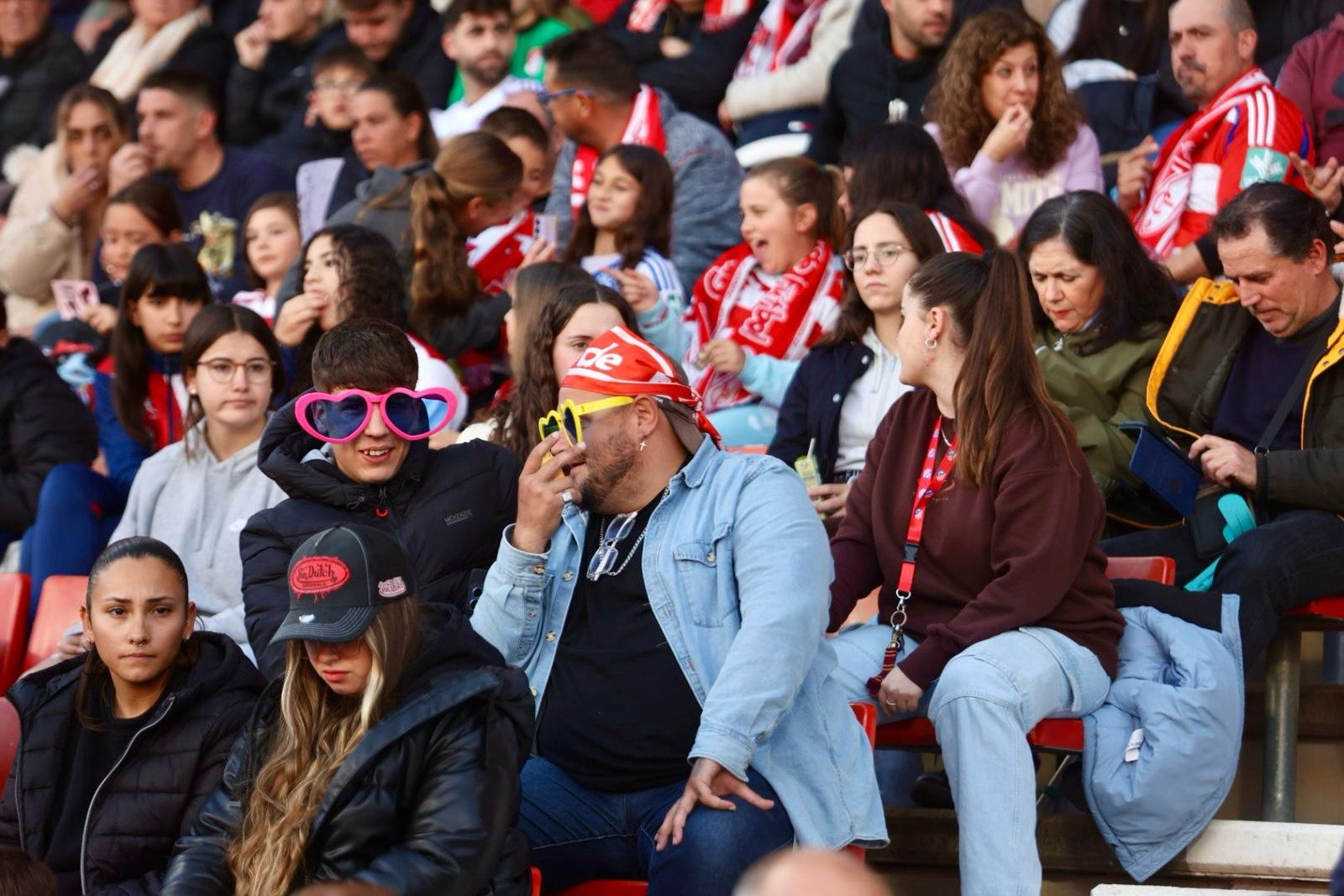 Encuéntrate en la grada de Los Cármenes en el Granada-Atlético de Madrid