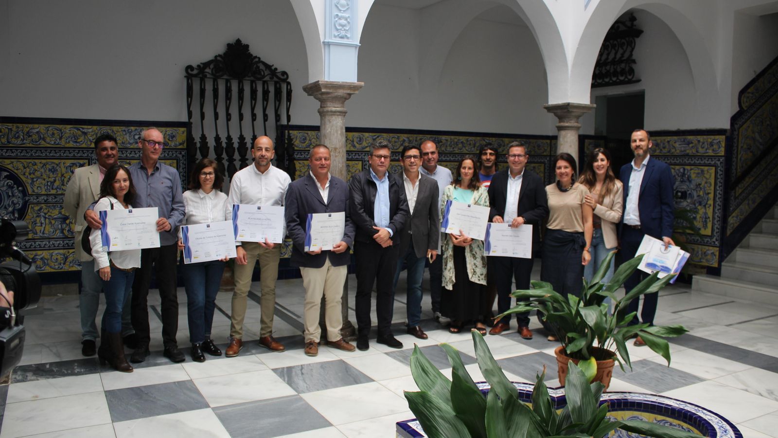 Fotografía de los empresarios con los distintivos 'Compromiso de Calidad Turística' y el alcalde, Alberto Fernández.