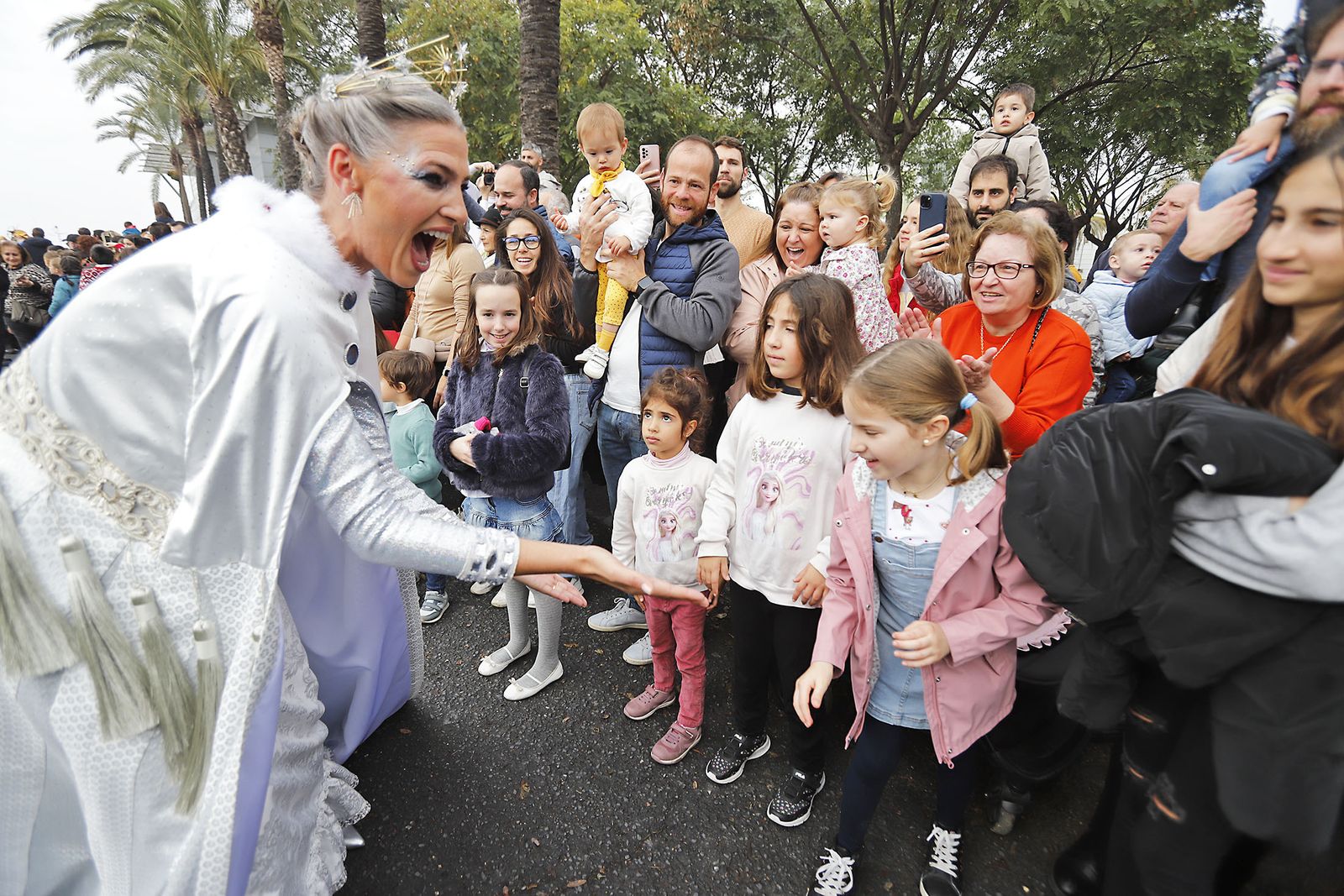 Imágenes de la mágica llegada de los Reyes Magos y la Estrella de la Ilusión a Huelva en barco