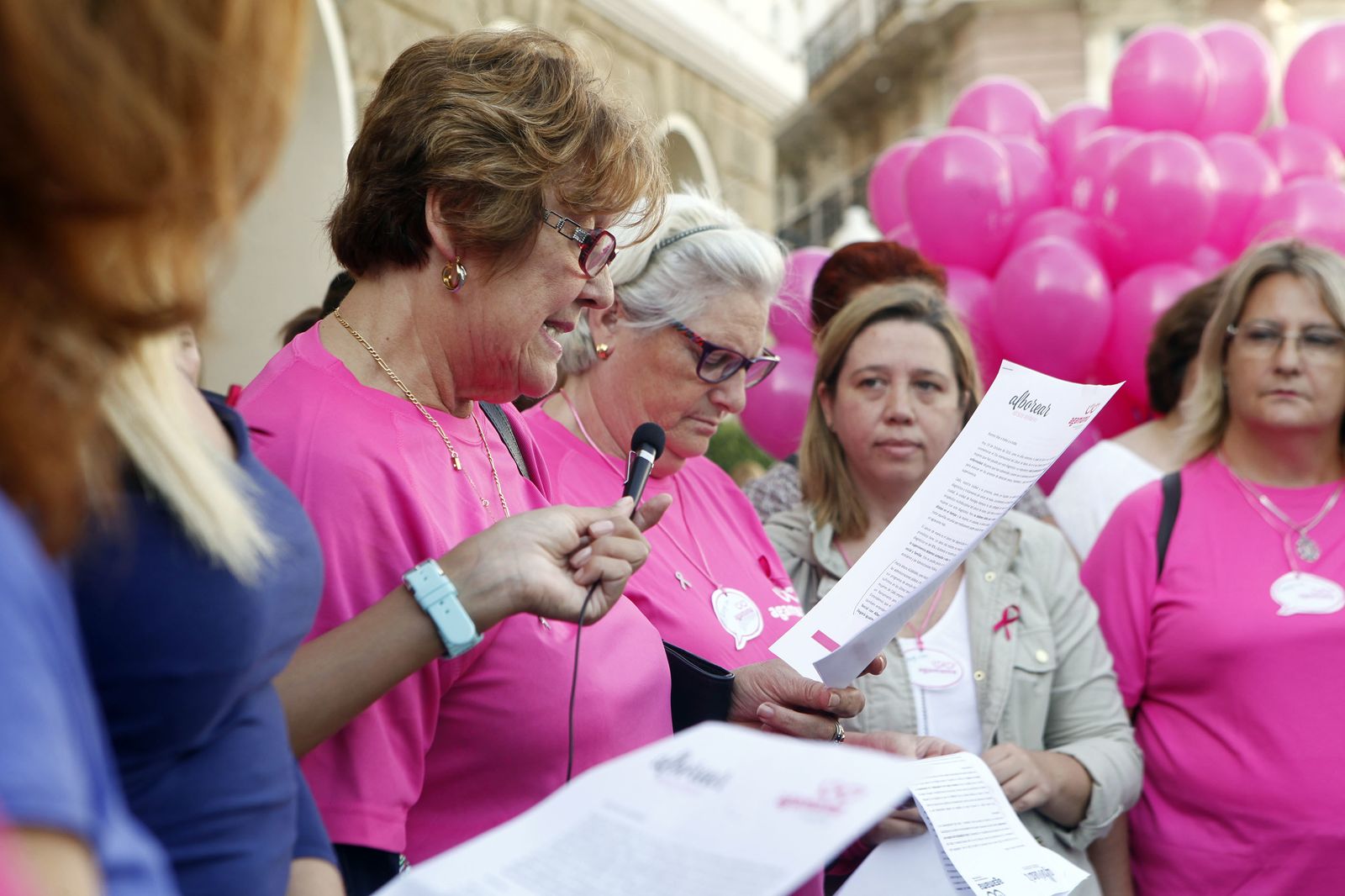 Lectura del manifiesto de Agamama por el Día Contra el Cáncer de Mama en un año anterior.
