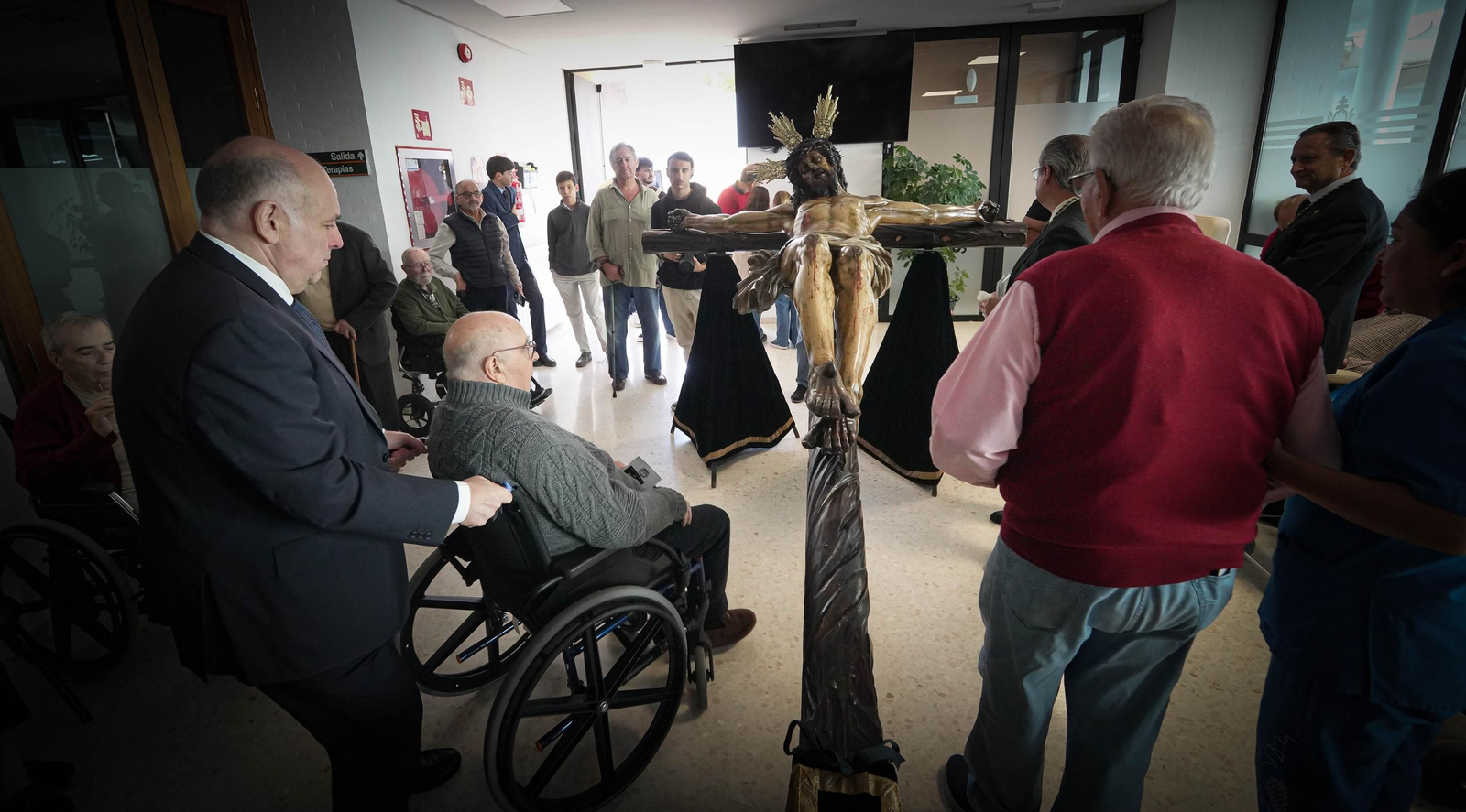 Imágenes del Cristo de la Esperanza con los ancianos del San Juan Grande en Jerez