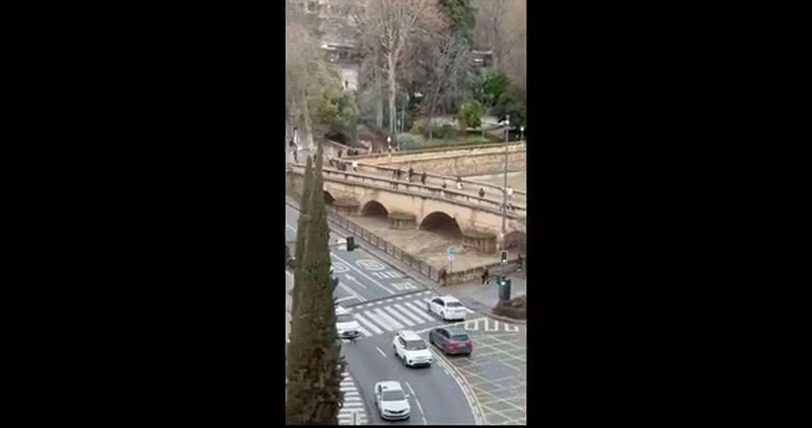 El río Genil lleno de agua a su paso por el Puente Blanco de Granada