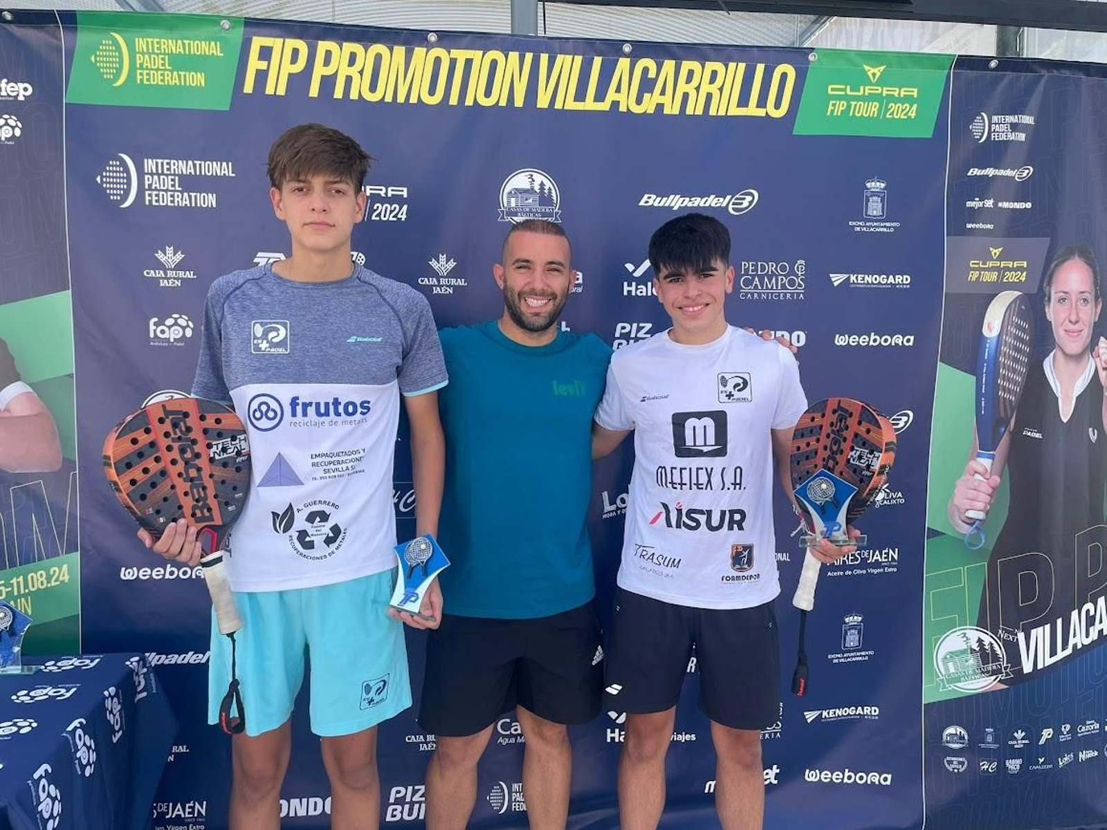 Mario Guerrero y Álvaro Pozo, junto a Tomás Poblaciones, promotor del torneo.