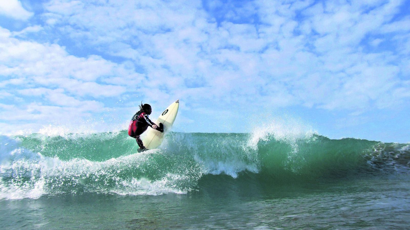 Surfista en día de oleaje en El Palmar (Vejer)