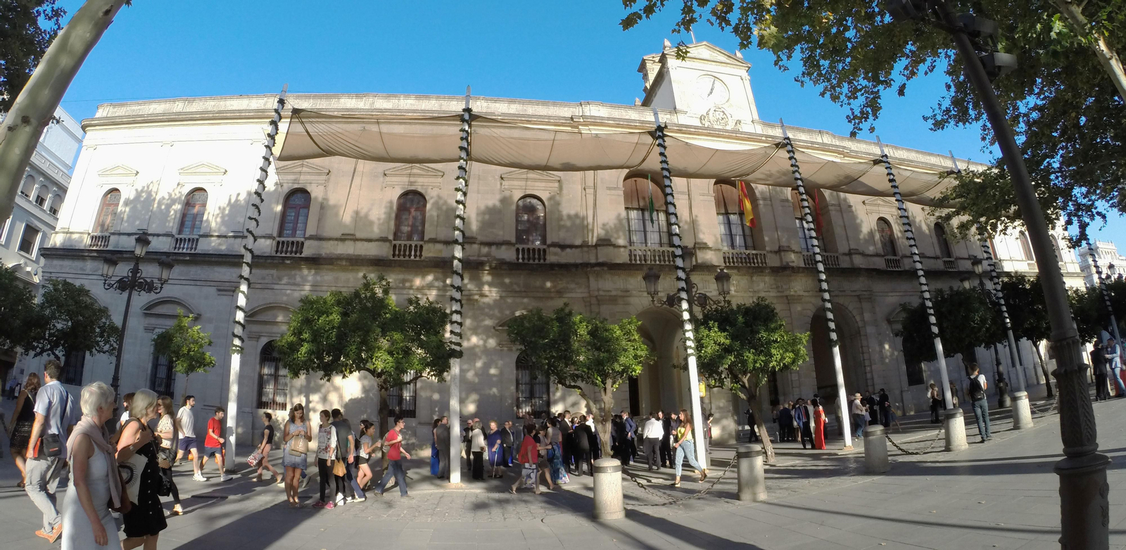 Fachada de la Casa Consistorial con las lonas para mitigar el calor de verano.