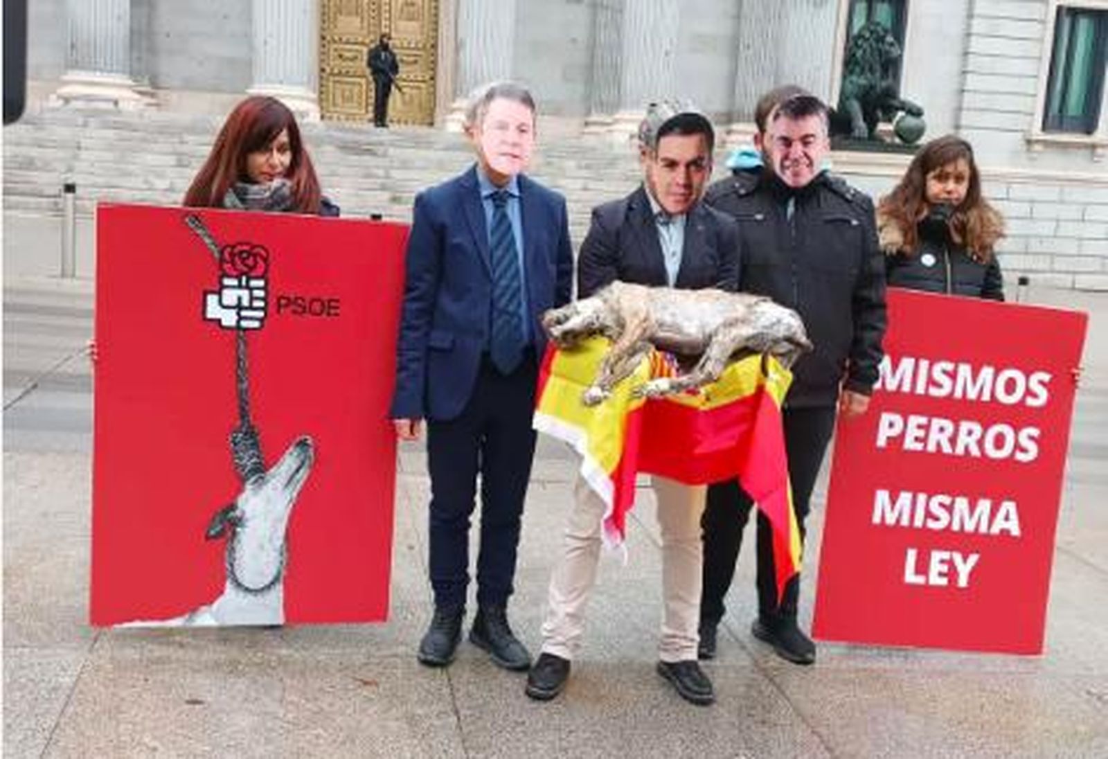 El escandaloso gesto de los Animalistas en el Congreso para pedir al PSOE que retire la enmienda de los perros de caza: llevan un galgo muerto