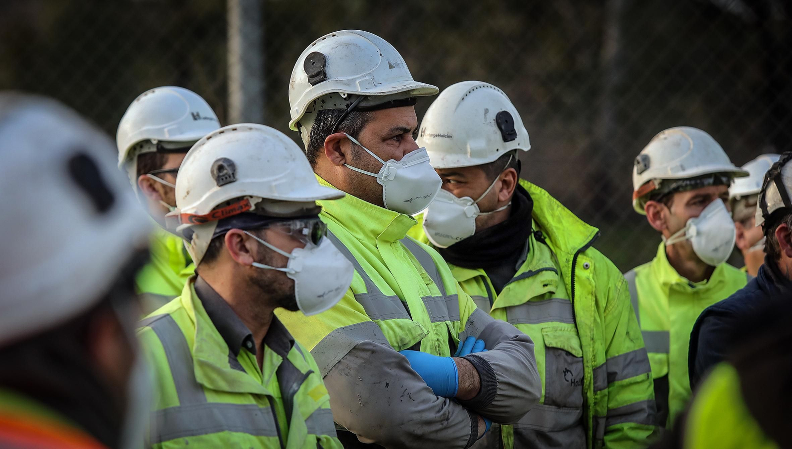 Trabajadores de la cementera Holcim se concentran en la entrada de la planta de Jerez