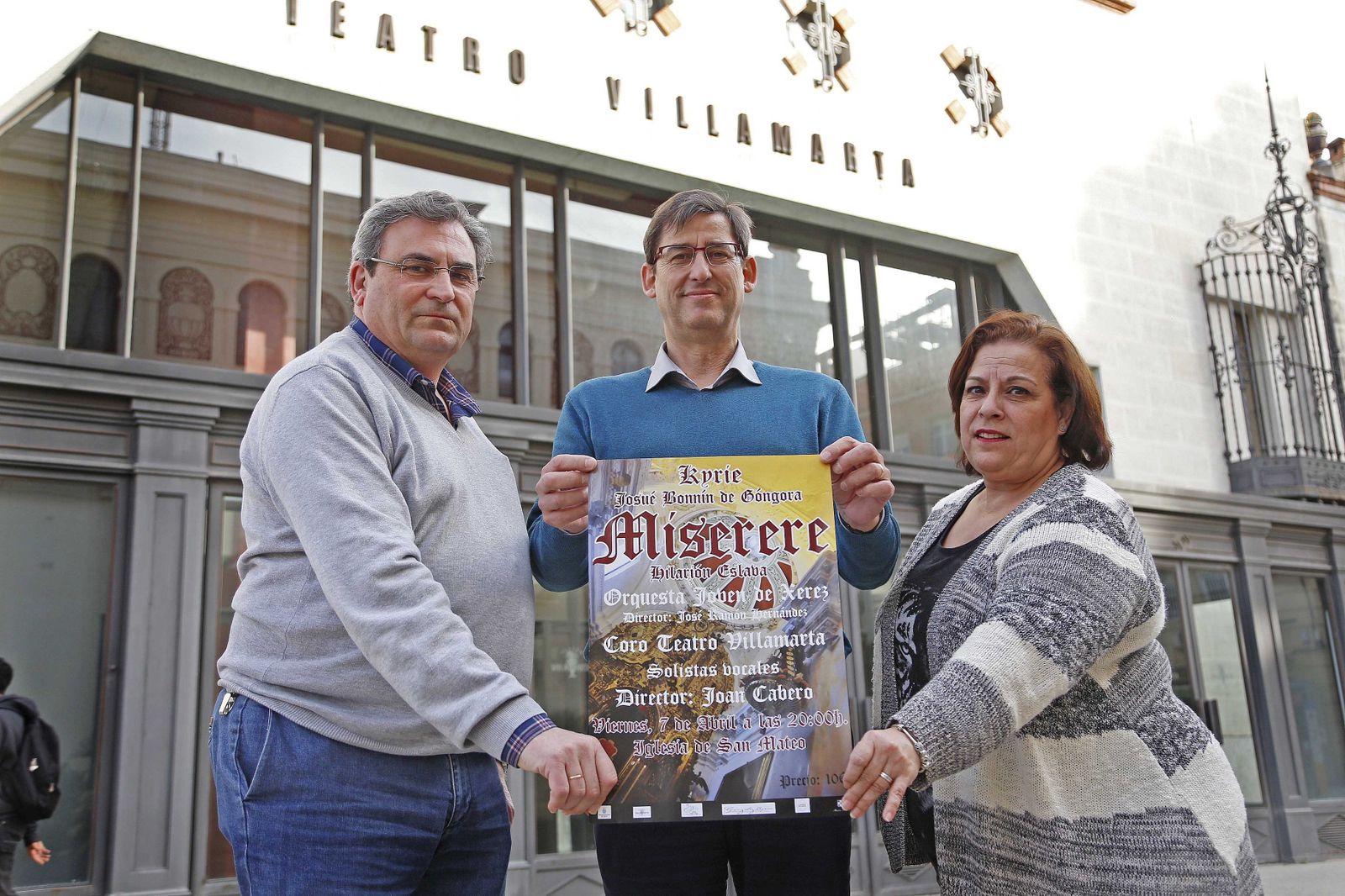 José Ramón López Díaz (i), Joan Cabero y Clara Cantero, días atrás, tras la entrevista, en las puertas del Teatro Villamarta.