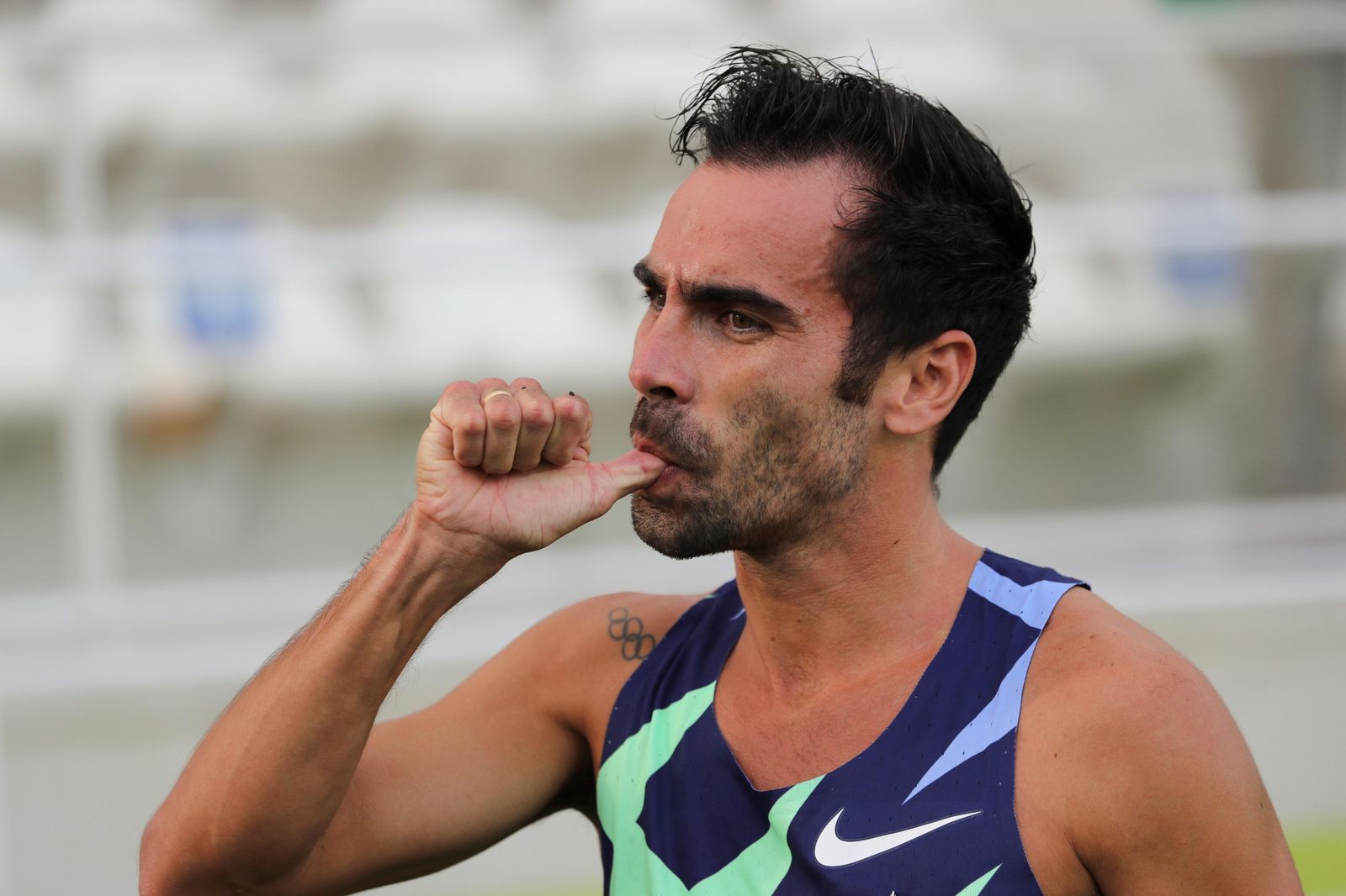 Kevin López hace un gesto después de ganar la carrera del 1.500.