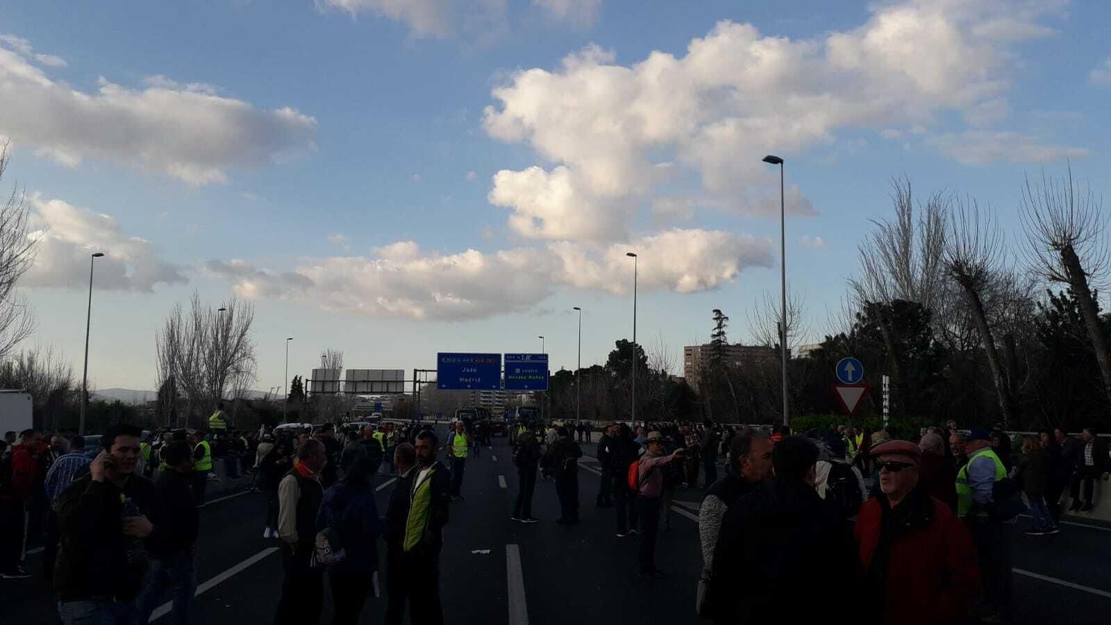 Situación actual en la A-44 cuanto llegan las cuatro horas de corte.