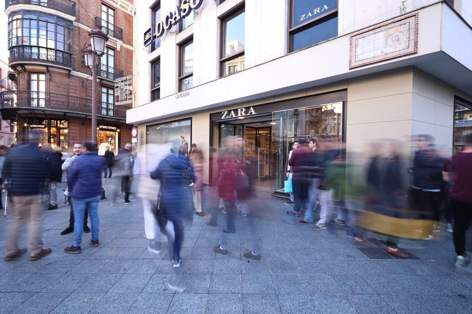 Tiendas de una calle comercial en el centro de Sevilla