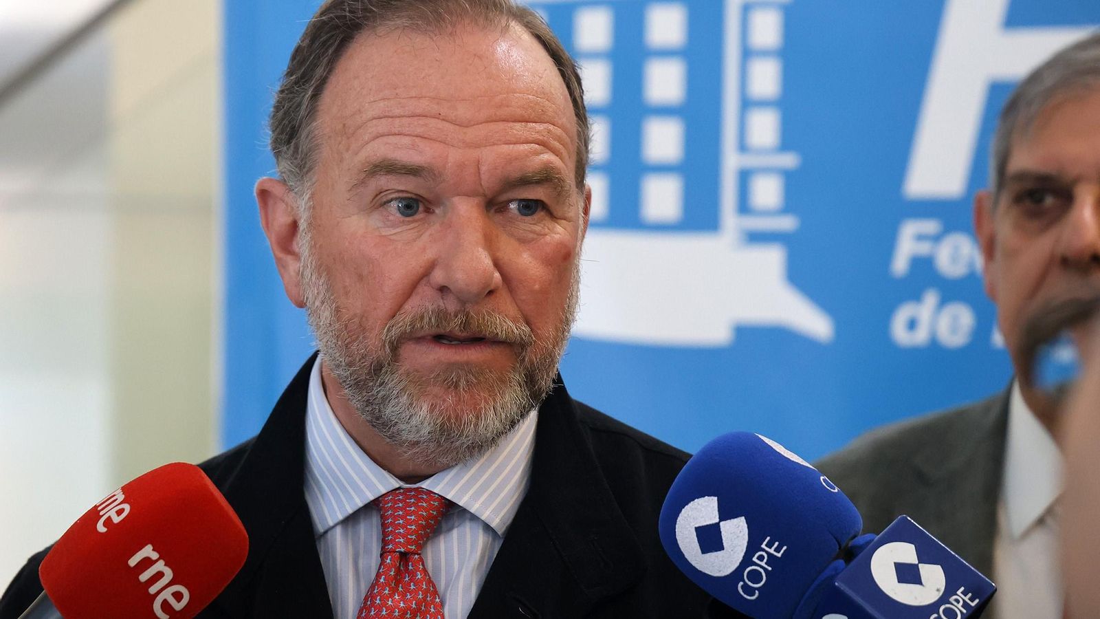 El presidente de la Federación Onubense de Empresarios, José Luis García-Palacios Álvarez, atiende a los medios de comunicación.