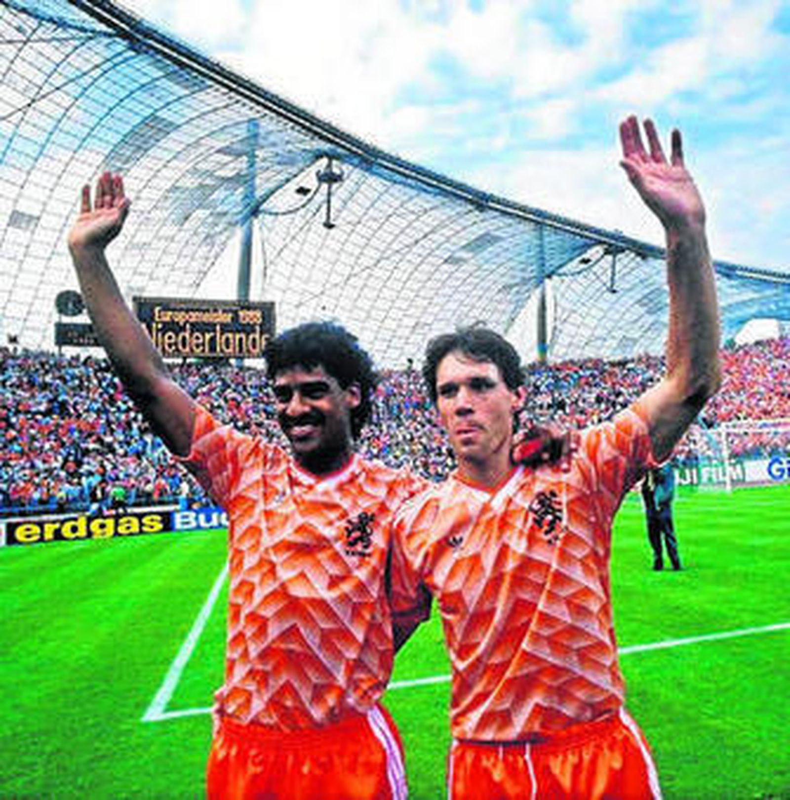 Frank Rijkaard y Marco van Basten saludan tras el triunfo en la final.