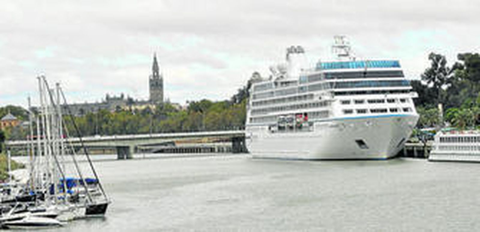 Un crucero amarrado en el Muelle de las Delicias.