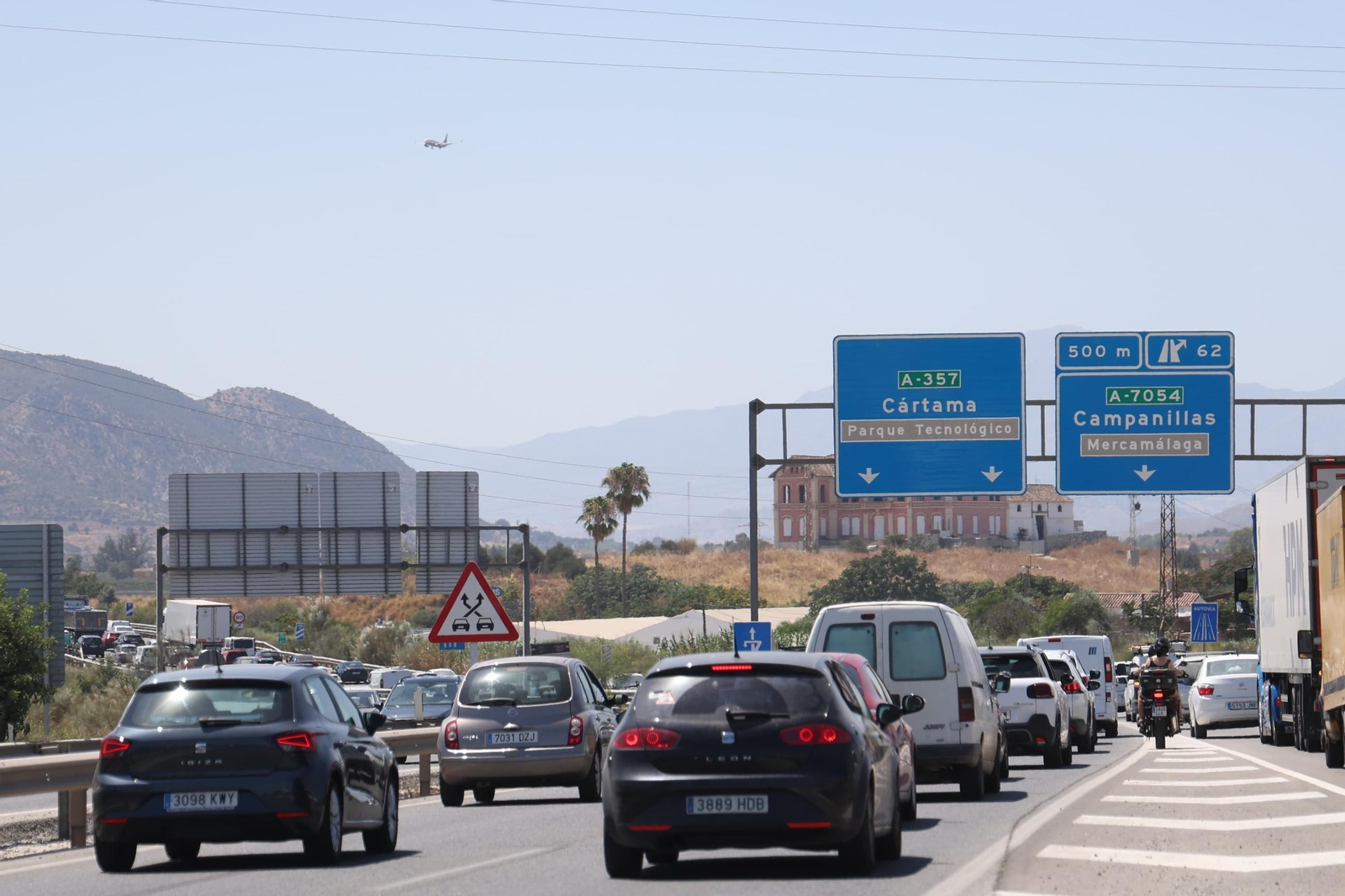 El incendio en la entrada del PTA, en imágenes