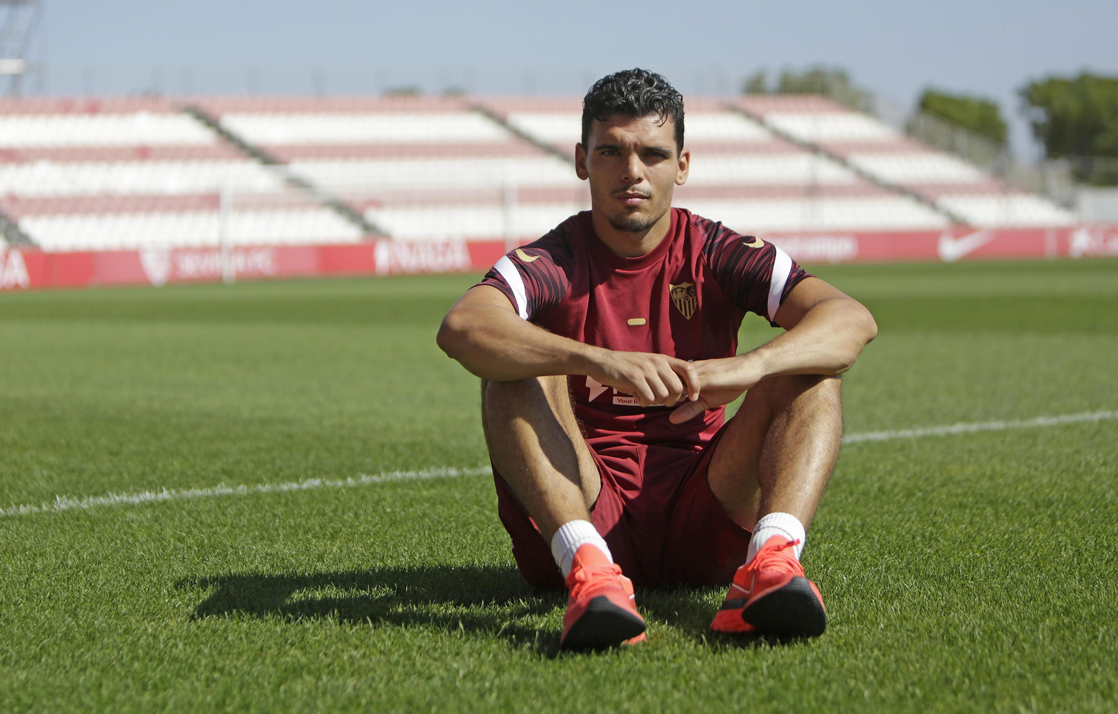 Rekik posa en la ciudad deportiva sentado sobre el céspef.