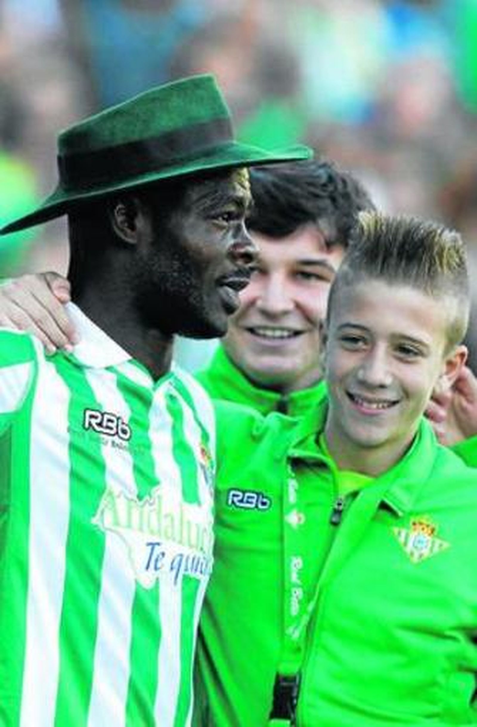 Emaná se puso hasta el sombrero para celebrar su gol.