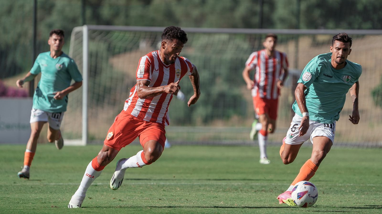 Luis Suárez se marcha de un rival durante el amistoso disputado ante el Antequera en La Quinta Football Center.