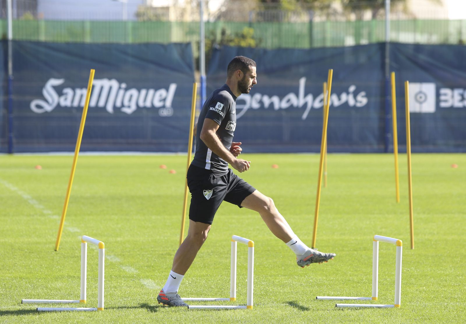 Adrián, Renato Santos y Lombán pisan césped
