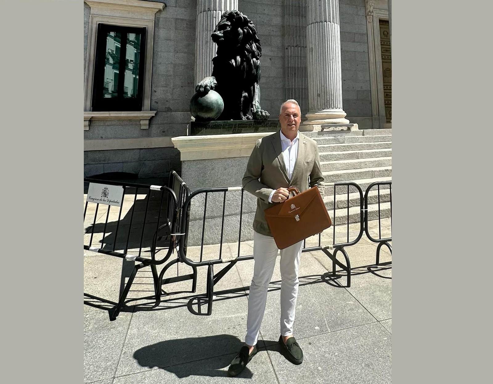 Juan Carlos Ruiz Boix, ante uno de los leones del Congreso de los Diputados, este jueves.