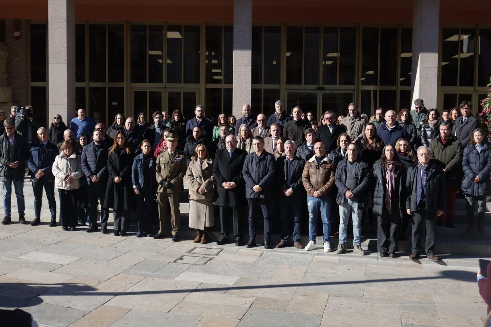 Dirigentes institucionales en el minuto de silencio del Ayuntamiento de Córdoba.