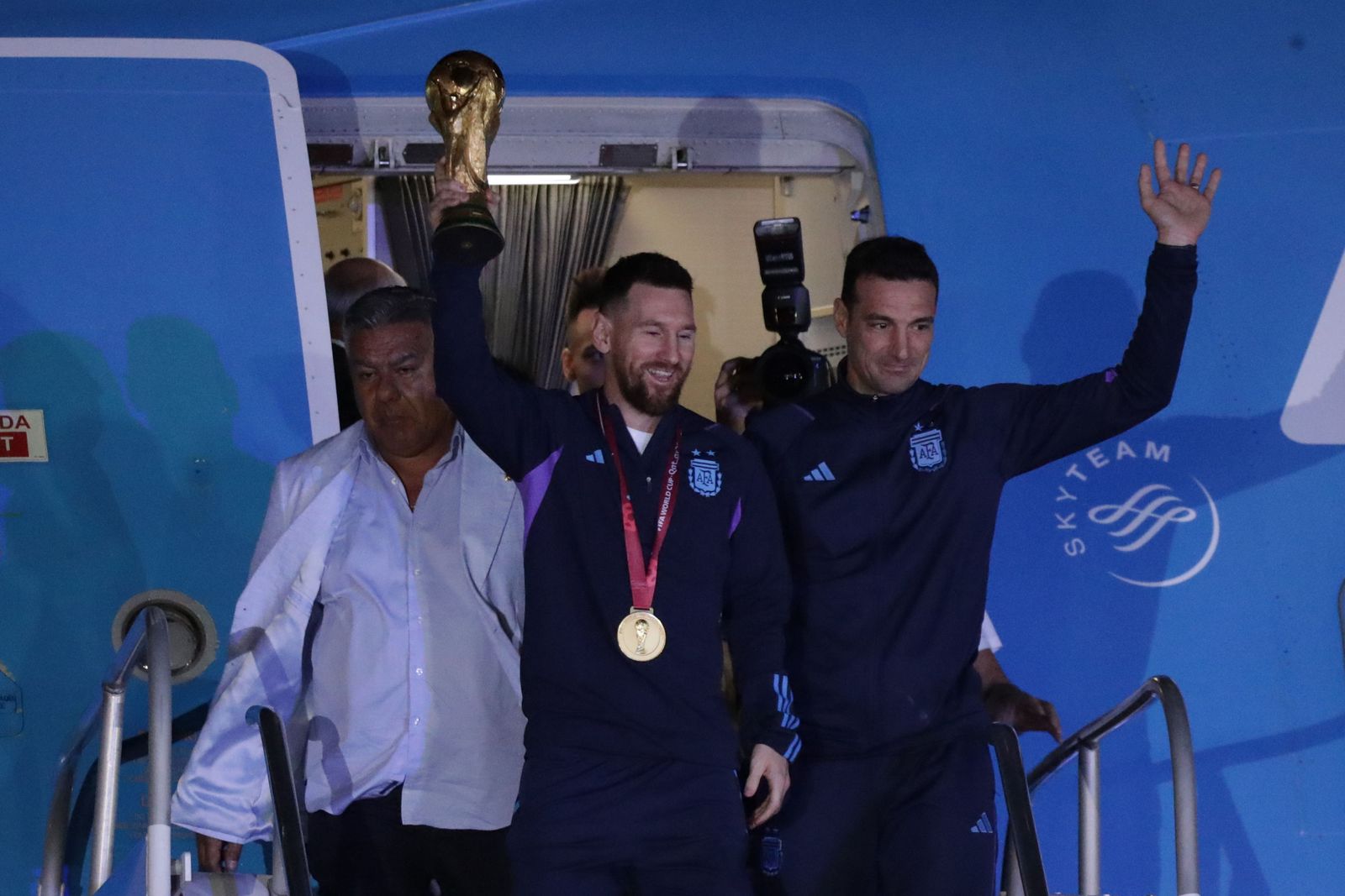 Grondona, Messi y Scaloni encabezan la salida del avión de la selección argentina.