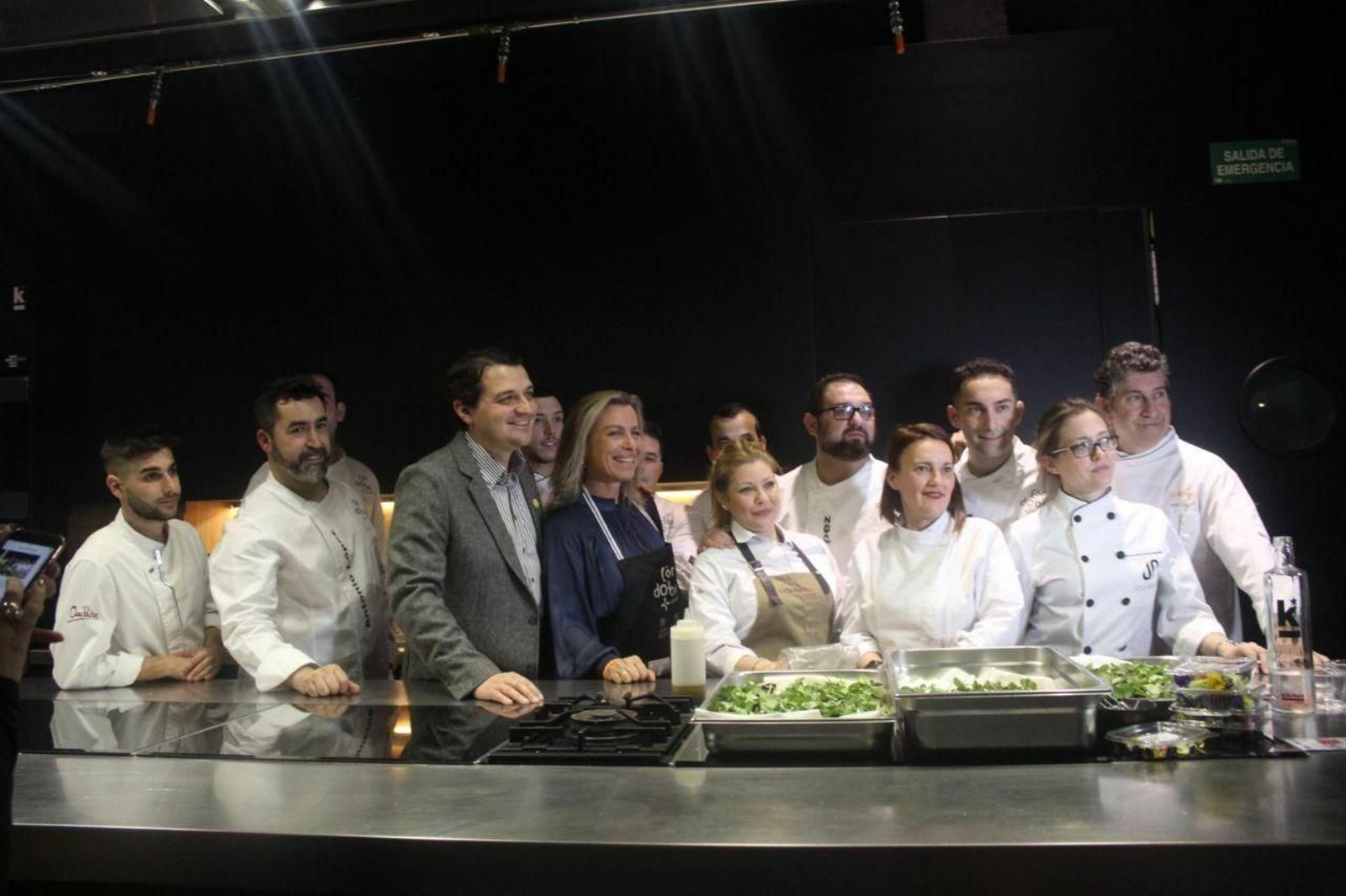 José María Bellido e Isabel Albás con los cocineros cordobeses en Fitur.