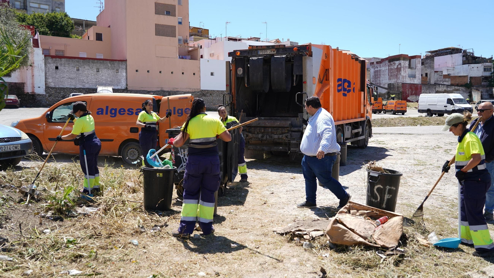 El concejal delegado de Limpieza, Vicente Palomares, en la parcela ubicada a espaldas de la estación de autobuses de Algeciras.