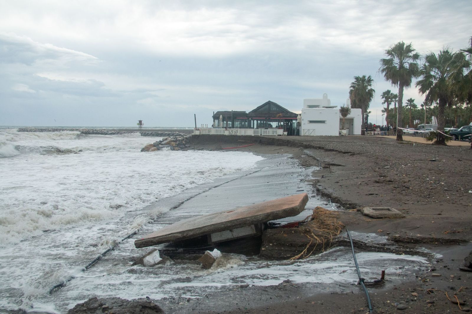 El temporal se ceba con Playa Granada