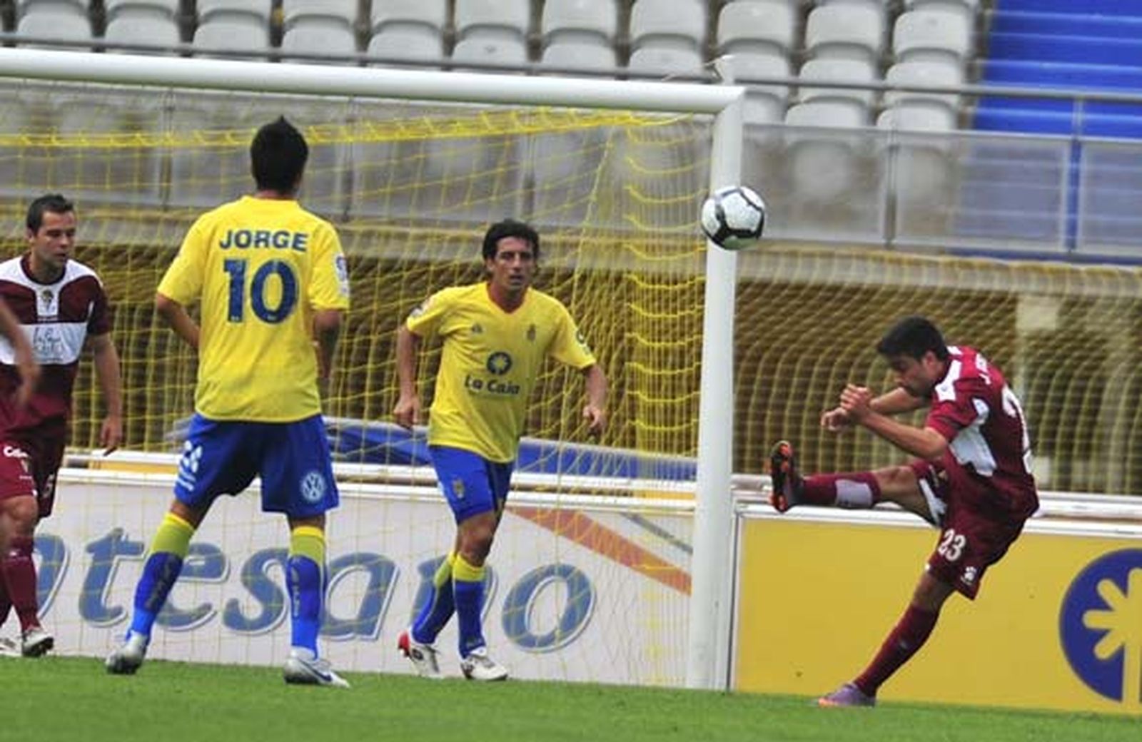 La UD Las Palmas y el Cádiz firmaron tablas en un discreto partido (1-1) que deja a los de Víctor Espárrago en puestos de descenso

Foto: LOF