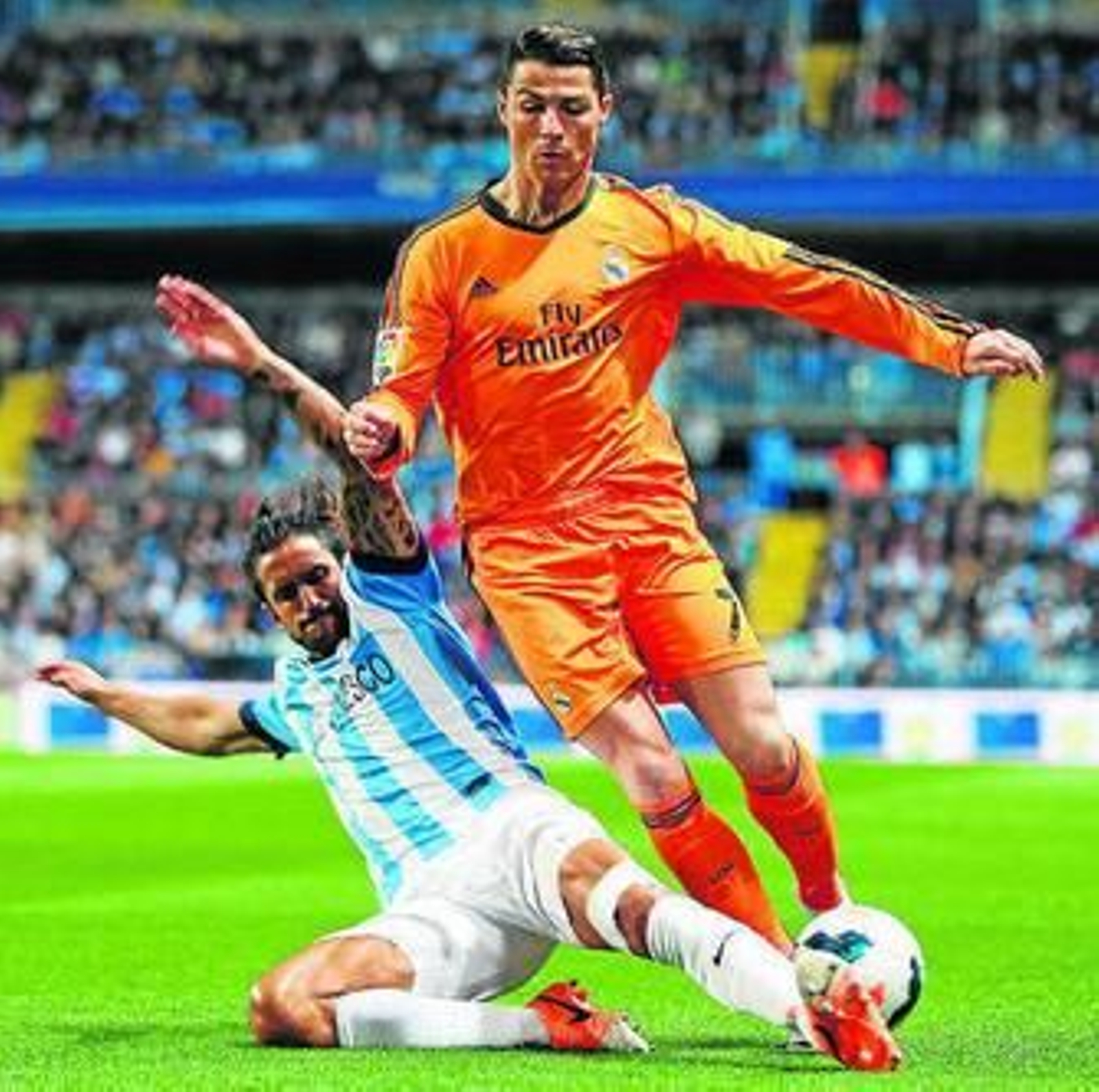 Cristiano Ronaldo cae ante la entrada de Angeleri.