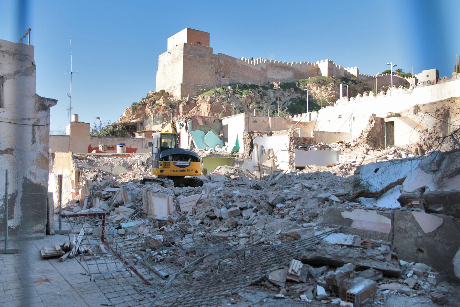 Las imágenes del derribo de las casas del entorno de la Alcazaba