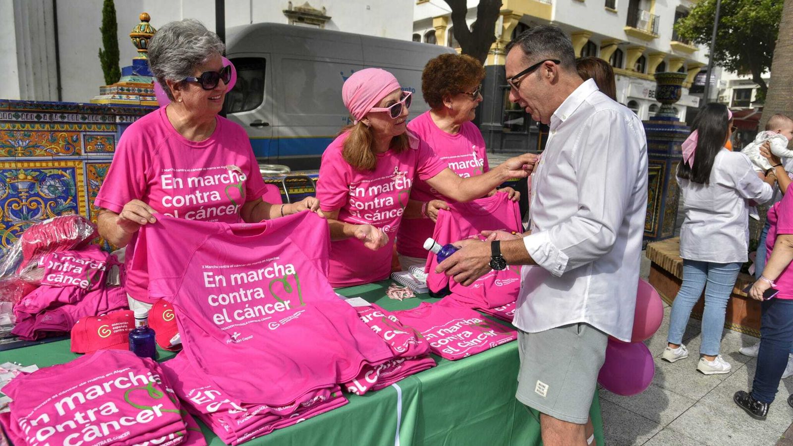 Mesa de AECC que promueve la marcha solidaria de este domingo