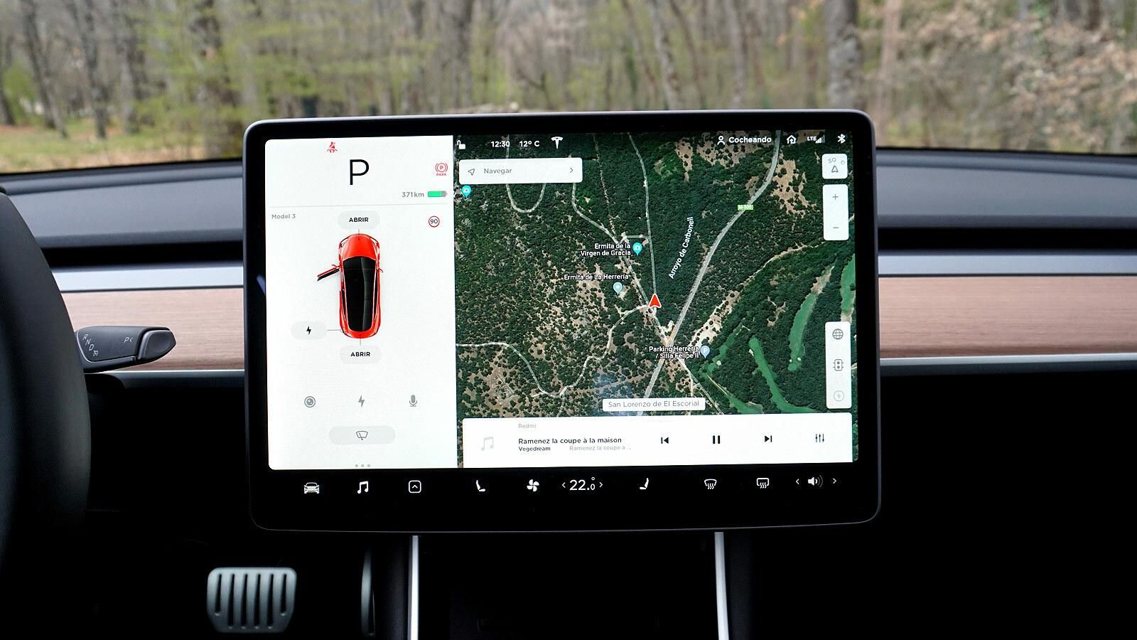 Interior del Tesla Model 3 con la gran pantalla de 15 pulgadas.