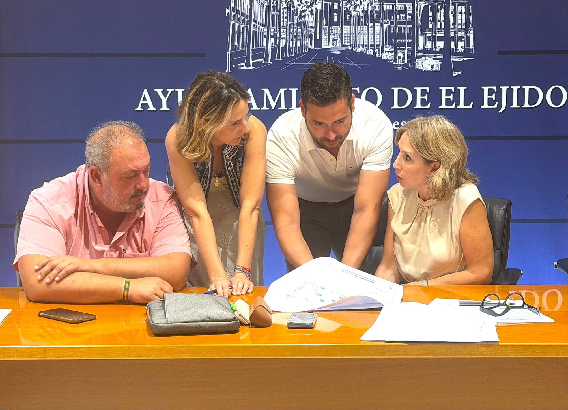 El Ejido aprueba ayudas a las cofradías y la reformulación del plan contra el absentismo escolar