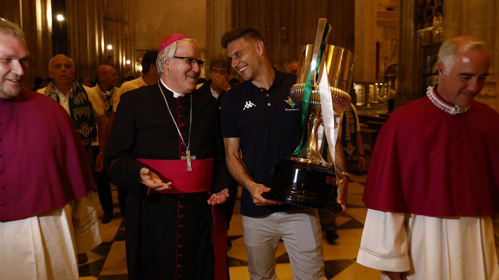 Joaquín porta la Copa junto al arzobispo, José Ángel Saiz Meneses.