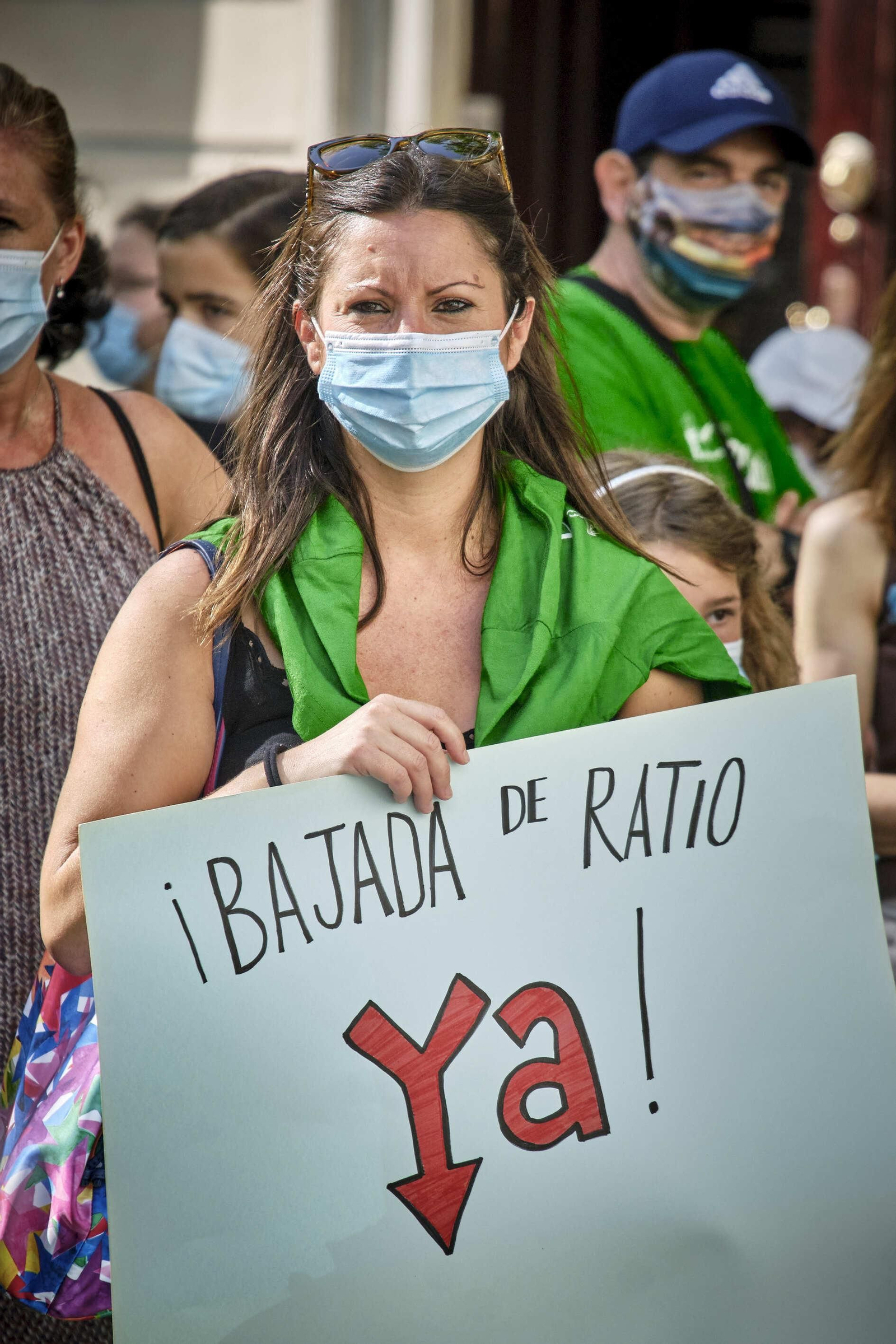Aula escolar instalada en la plaza de Mina para intentar demostrar que si no se disminuye la ratio, no se cumple la distancia de seguridad entre los alumnos