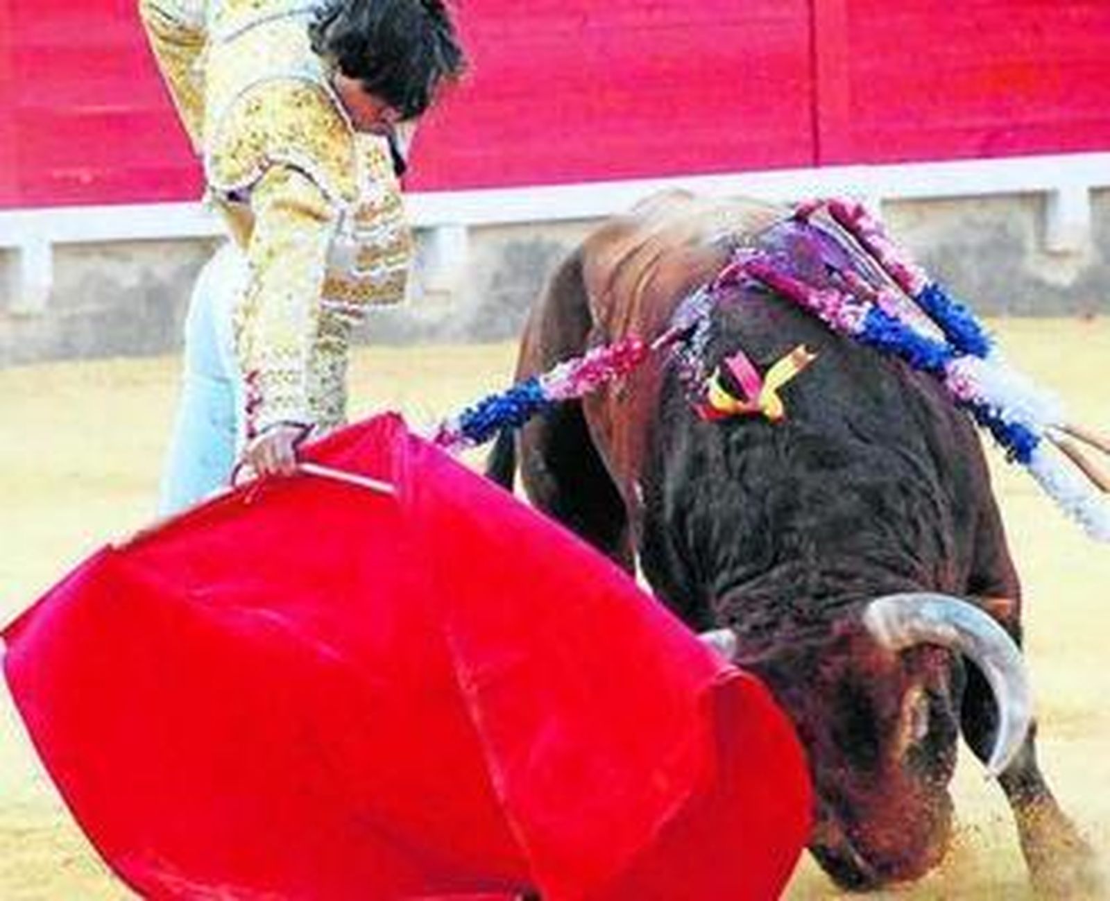 Curro Díaz toreando con la mano derecha.