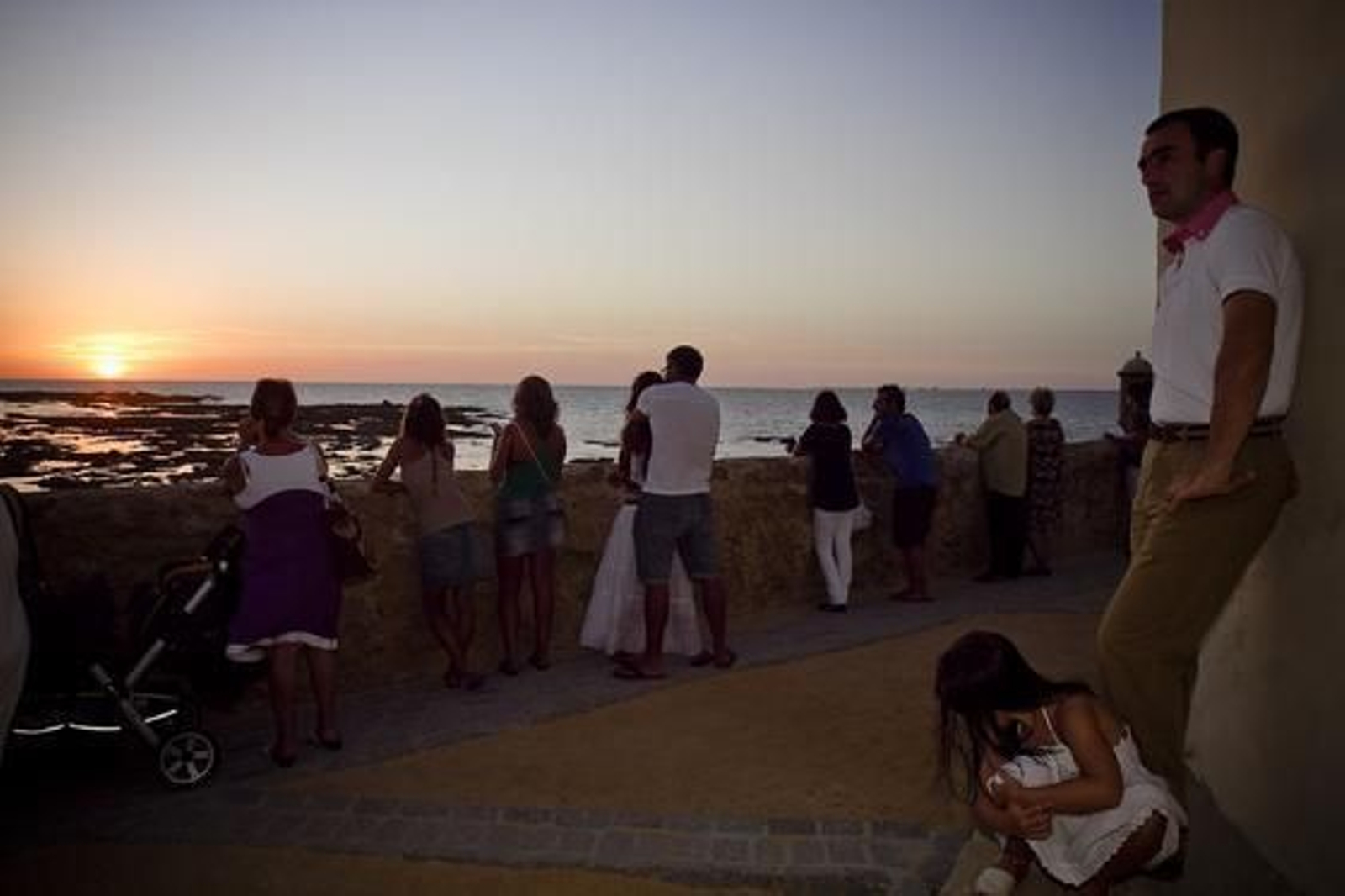 Los gaditanos disfrutan de una noche de cultura ´De sol a sol´.   Foto: Lourdes de Vicente