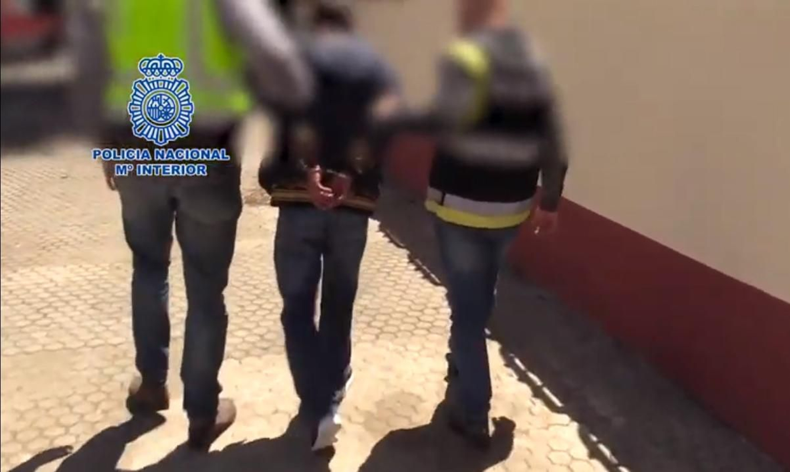 Agentes del Grupo de Atracos de Sevilla trasladan a otro histórico atracador, en una imagen de archivo.