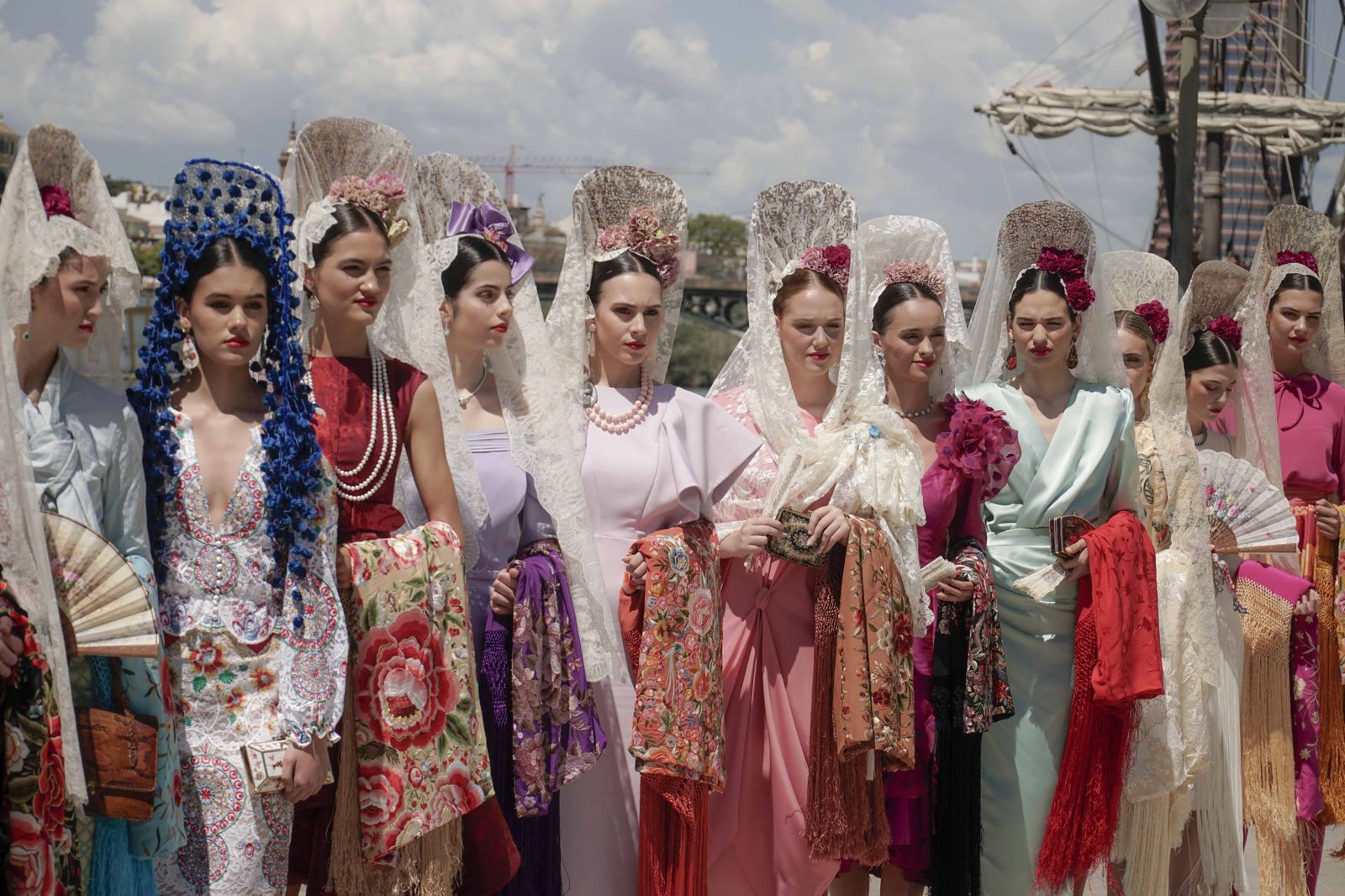 Desfile de mantillas blancas en la preferia