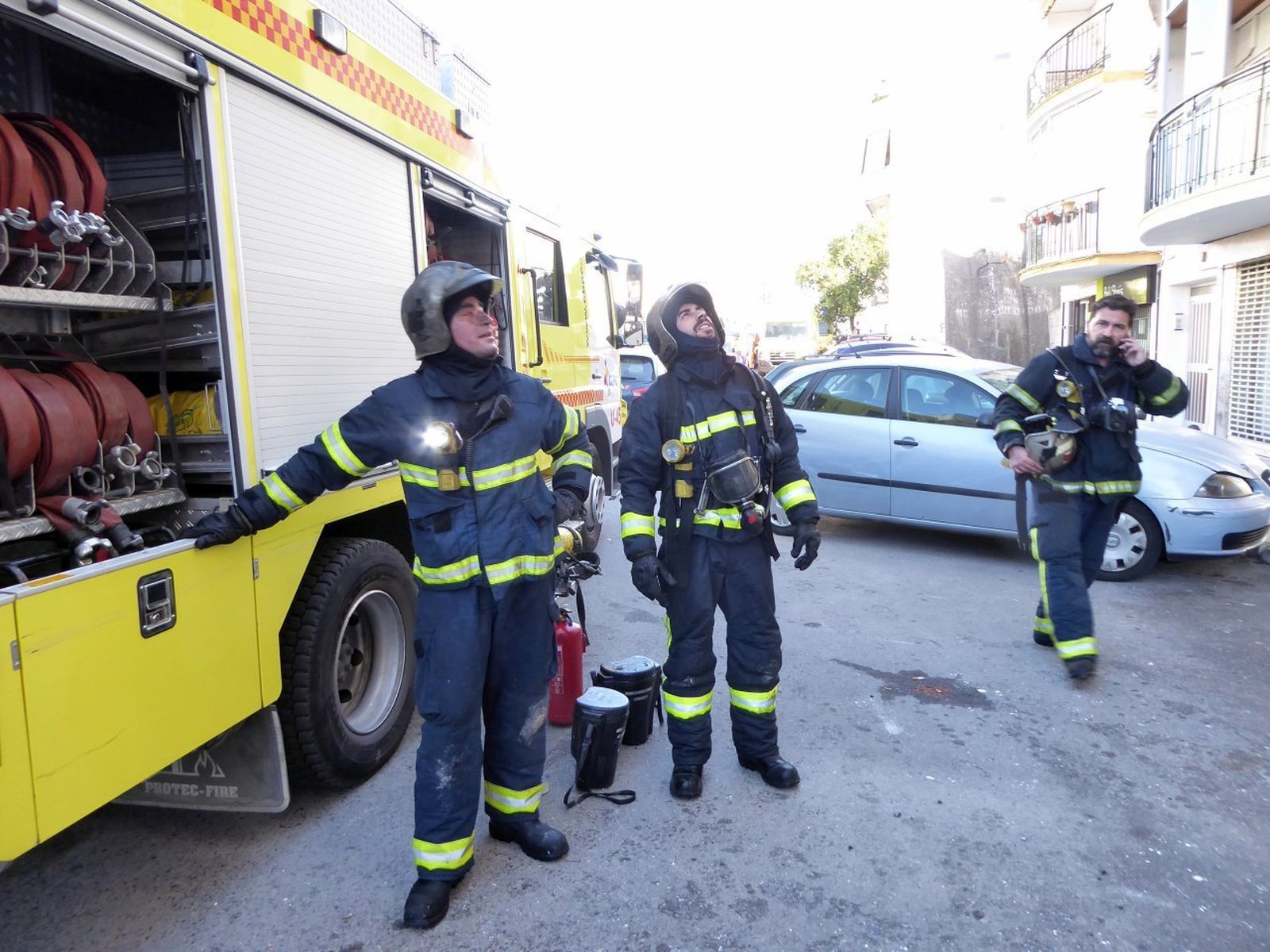 Imágenes del incendio de un piso en la avenida de Arcos