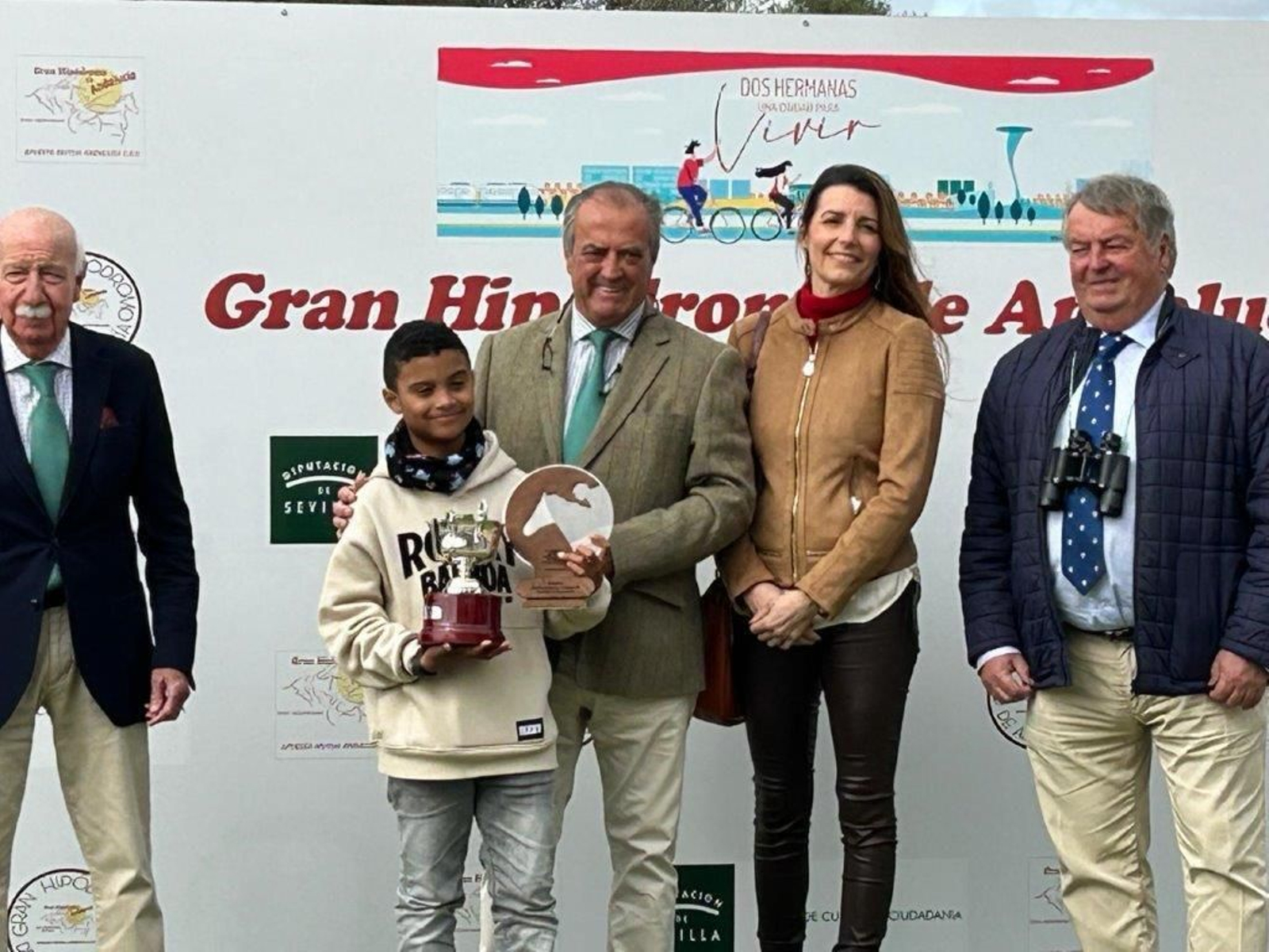 Rafael Hidalgo, presidente de la RSC de Sanlúcar, entregó el premio.