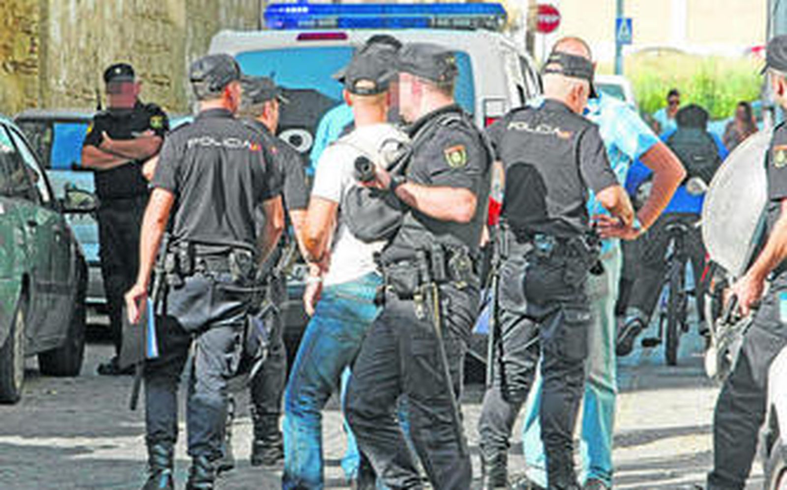 Policías uniformados y agentes de paisano, durante la intervención ayer en la calle Nueva a primera hora de la mañana.