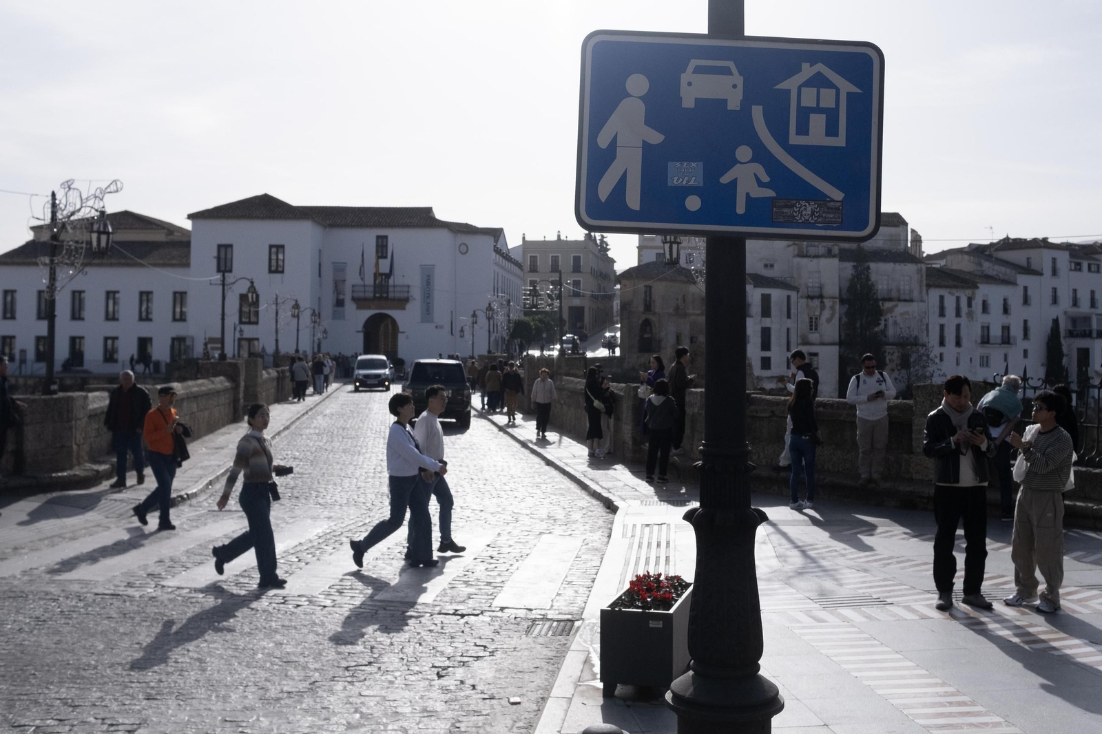 Indicaciones actuales de zona de preferencia peatonal en el Puente Nuevo, una de las zonas afectadas.
