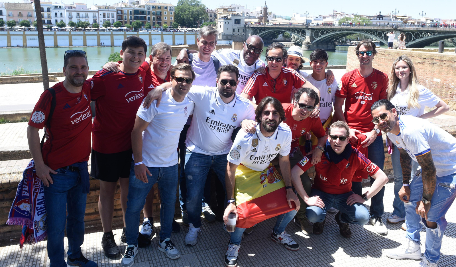 Búscate en la galería gráfica de las aficiones de Osasuna y Real Madrid en Sevilla