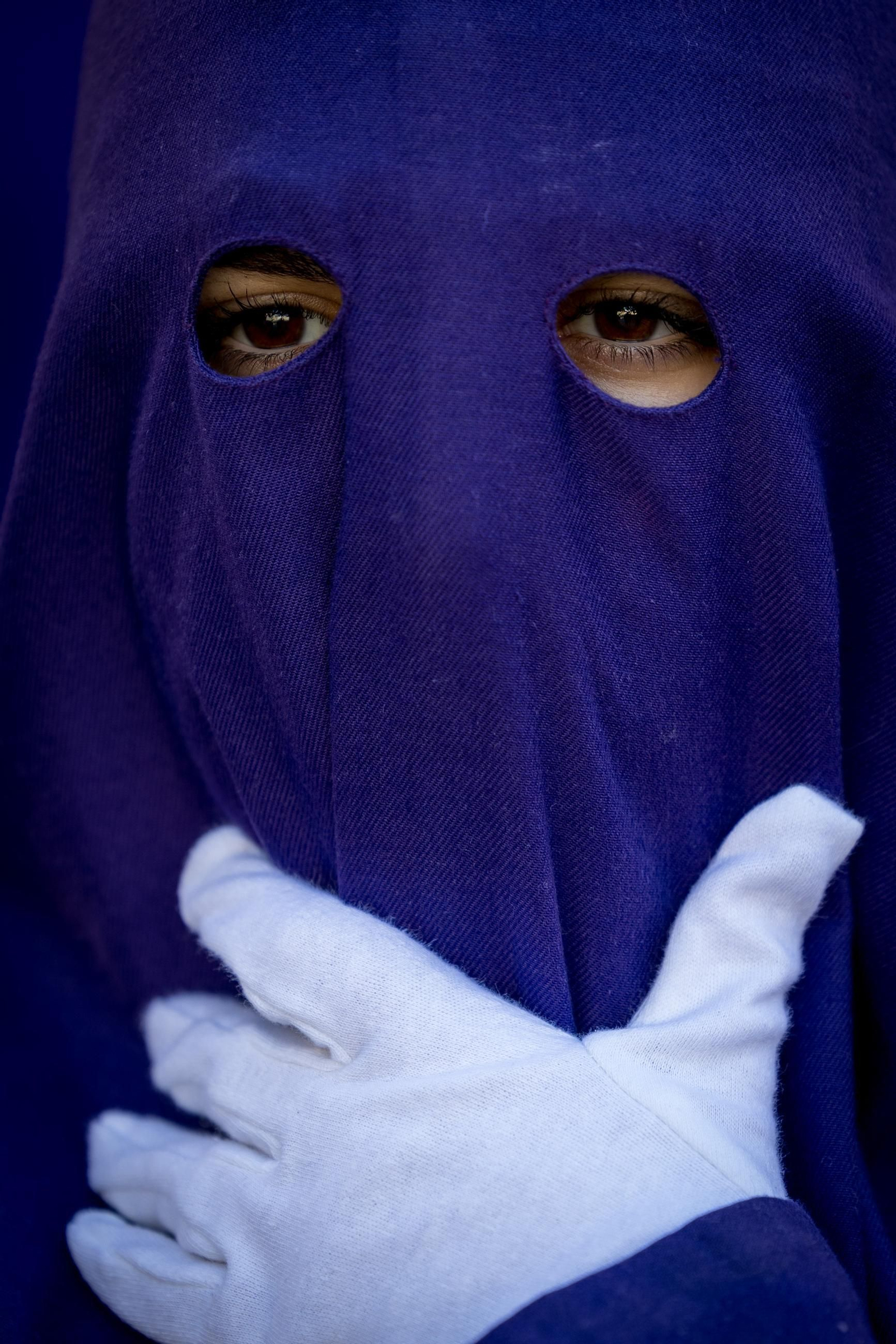 Imágenes de la salida de Columna en la Semana Santa de Cádiz 2025