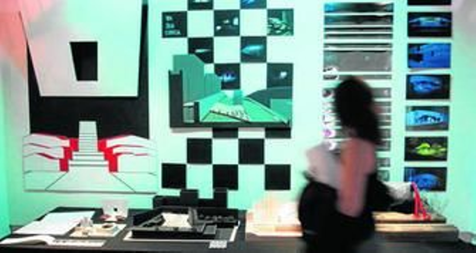 Una visitante contempla la propuesta de los estudiantes.