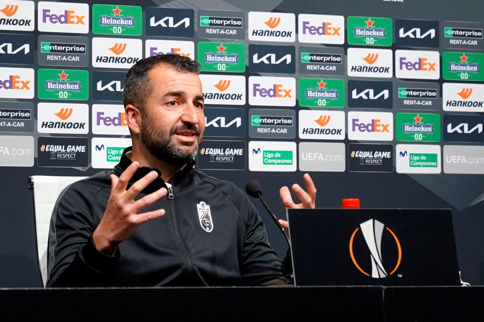Diego Martínez en una rueda de prensa previa a un partido de Europa League.